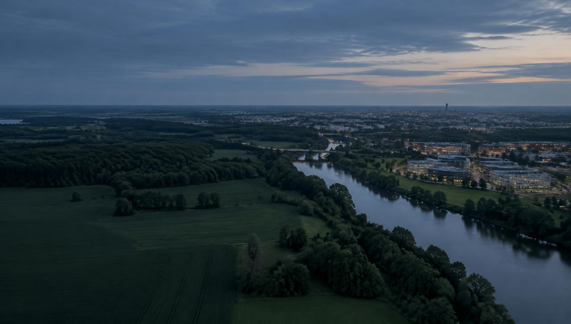Elbil som laddar vid ett trähus.